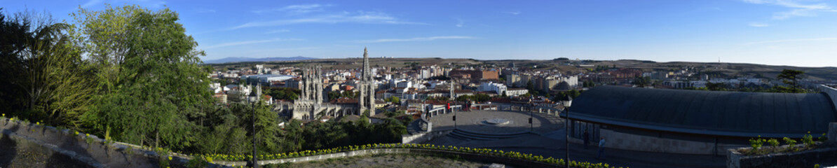 Fototapeta na wymiar Panorámica de la ciudad de Burgos, España. 
