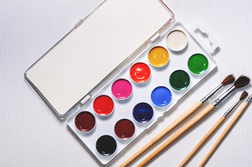 Naklejka premium Watercolors and brushes on a white background