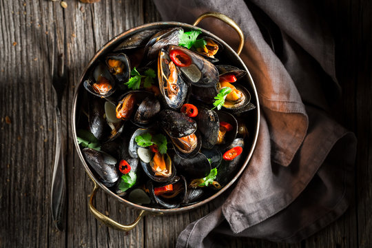 Tasty and fresh mussels served with wholemeal bread