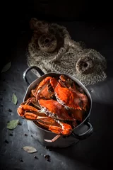 Foto auf Acrylglas Meeresfrüchte Zutaten für leckere Krabben mit Piment und Lorbeer