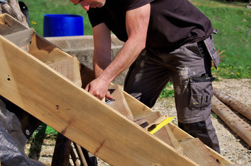 artisan au travail - rénovation d'escalier en bois