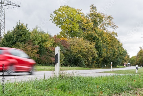 &ldquo;Vorbeifahrendes Auto auf einer Landstraße, Deutschland&rdquo; Stockfotos und