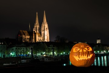 Halloween Kürbis vor Dom und Donau in Regensburg, Deutschland