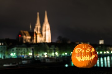 Halloween Kürbis vor Dom und Donau in Regensburg, Deutschland