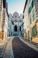 Fototapeta premium La Cathédrale Notre-Dame-du-Puy et la rue principale du chemin de Compostelle