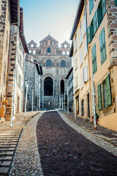 La Cathédrale Notre-Dame-du-Puy et la rue principale du chemin de Compostelle
