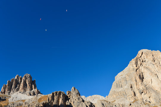 Cielo e parapendio sulle guglie dolomitiche