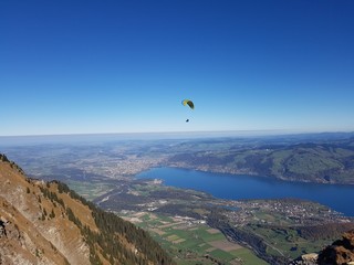 Natur, See, Berge im Herbst 