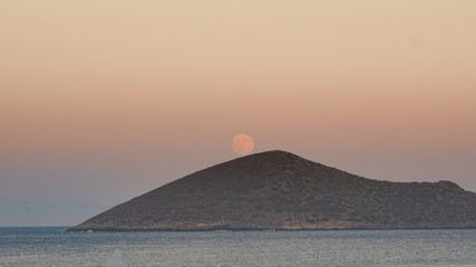 Fototapeta na wymiar Le lune sur une île au lever