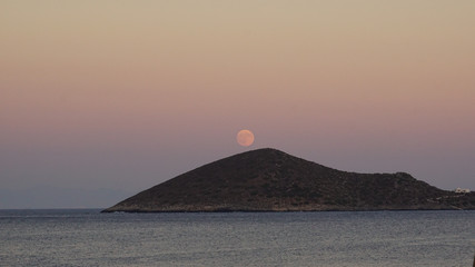 Le lune sur une île au lever