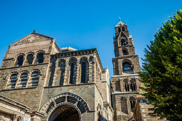Fototapeta na wymiar La Cathédrale Notre-Dame-du-Puy