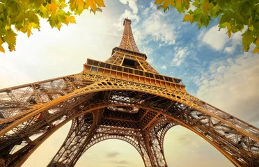 Gordijnen Eiffeltoren in Parijs Frankrijk met gouden lichtstralen. © twindesigner