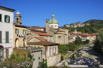 Fototapeta na wymiar Pontremoli, panorama con fiume e fortezza del Piagnaro