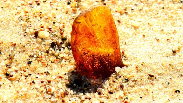 Bernstein in der Brandung an einem Ostseestrand in Polen