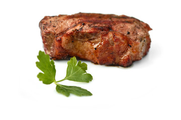 Gebratenes Steak mit Petersilie, freigestellt.