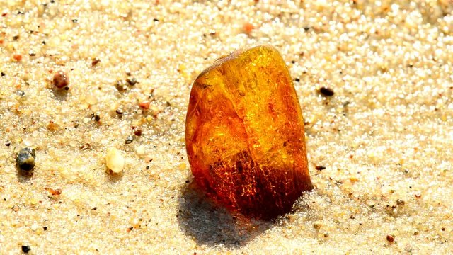 Bernstein in der Brandung an einem Ostseestrand in Polen