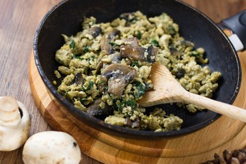 Scrambled eggs with mushrooms