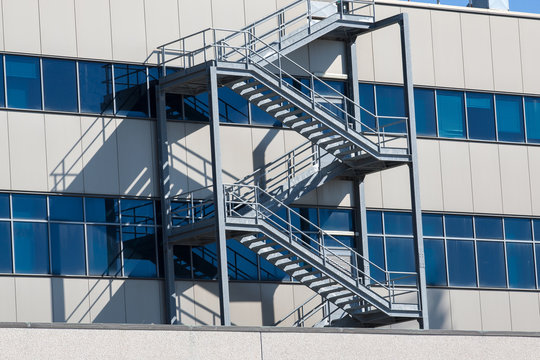 Scala antincendio esterna di un magazzino industriale