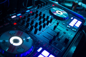 Obraz na płótnie Canvas mesa de mezclas azul control de sonido dj