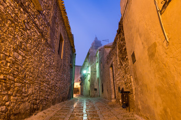 Un vicolo caratteristico del borgo medievale di Erice al calar della sera, Sicilia	