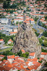 Obraz premium Vue sur le Puy-en-Velay et la chapelle Saint-Michel d'Aiguilhe du haut du Rocher Corneille