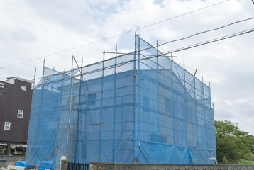戸建て住宅建設現場　イメージ　足場　ブルーシート