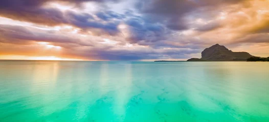 Papier Peint photo Le Morne, Maurice Vue imprenable sur Le Morne Brabant au coucher du soleil.Maurice. Panorama