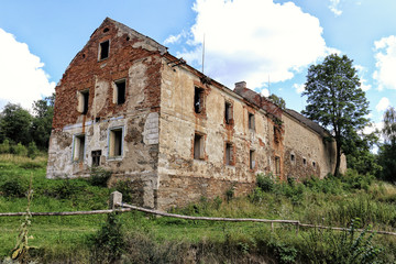 Fototapeta na wymiar Old abandoned house on the hillside