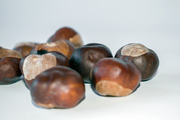Obraz premium Fresh chestnuts on white background