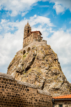 Vue sur la chapelle Saint-Michel d'Aiguilhe du Puy-en-Velay