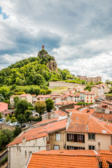 Vue sur la statue Notre-Dame de France sur le rocher Corneille au Puy-en-Velay