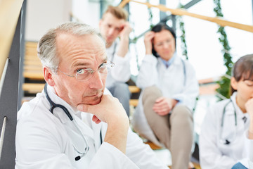 Obraz premium Arzt denkt über ein medizinisches Problem nach