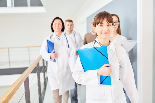 Junge &Auml;rztin mit ihrem &Auml;rzteteam unterwegs