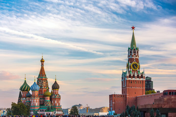 The Spasskaya Tower is the main tower of the country on Red Square with a large number of people. St. Basil's Cathedral opposite the Kremlin.