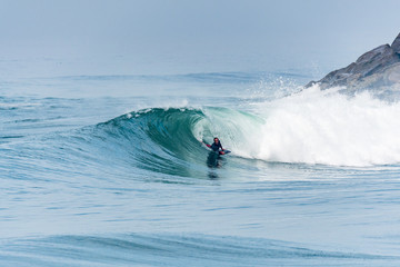 Obraz premium Bodyboarder surfing ocean wave