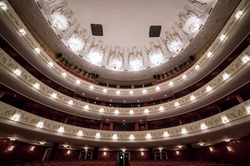Papier Peint photo Théâtre Auditorium avec éclairage complet dans un grand théâtre