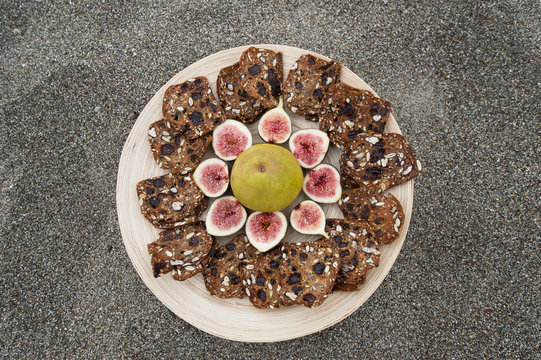 Figs and crackers appetizer