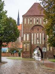 Fototapeta na wymiar Anklamer Tor mit Stadtkirche in Usedom