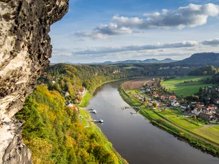 Photo sur Plexiglas Le pont de la Bastei Blick auf das Elbufer in Rathen Elbsandsteingebirge