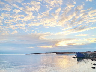 Obraz premium autumn sunset on the sea coast in the city