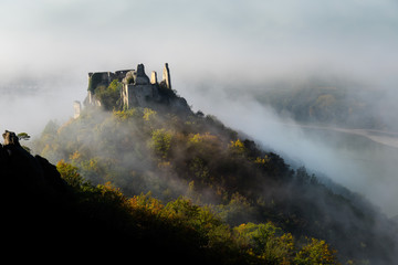 Burgruine Dürnstein im Herbstnebellicht