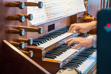 Close up view of a organist playing a pipe organ - obrazy, fototapety, plakaty
