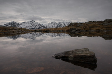 Spiegelnder Gipfel im Bergsee