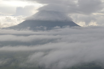 Volcan Arenal dans les nuages