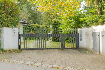 Moderne Einfahrt mit Tor