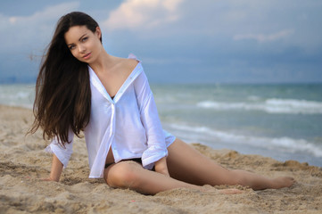 Fototapeta na wymiar girl on the beach