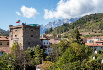 Fototapeta na wymiar Spanien - Kantabrien - Potes in den Picos de Europa - Torre del Infantado