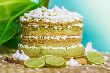 Key Lime Pie Cake Torte aus Key West mit Limetten und Basierhaube