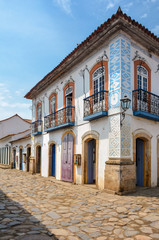 Fototapeta na wymiar Old stone streets and facades of the historic and colonial city of Paraty in Rio de Janeiro