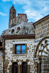 Vue sur la chapelle Saint-Michel d'Aiguilhe et la chapelle Saint-Claire du Puy-en-Velay